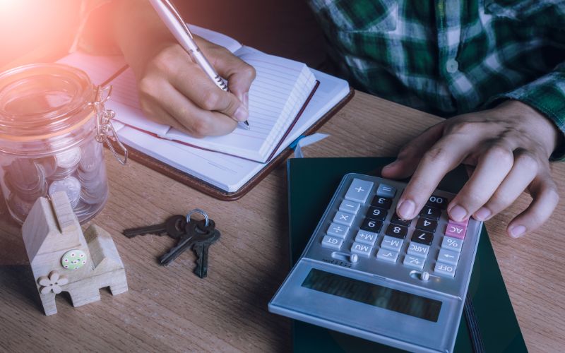 small-business-accountant-tallying-up-amounts-min