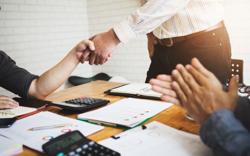 accounting-services-Cape-Town-co-workers-are-consultants-on-business-documents-tax-transactions-min