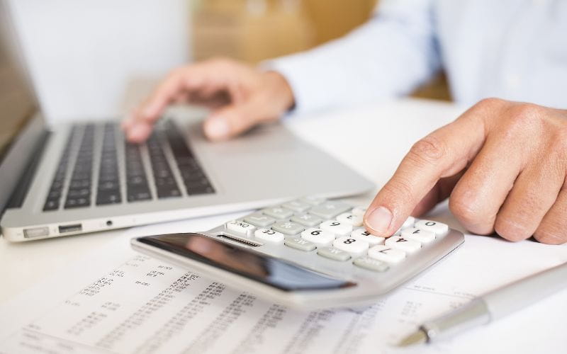 accounting-services-cape-town-man-doing-his-accounting-financial-adviser